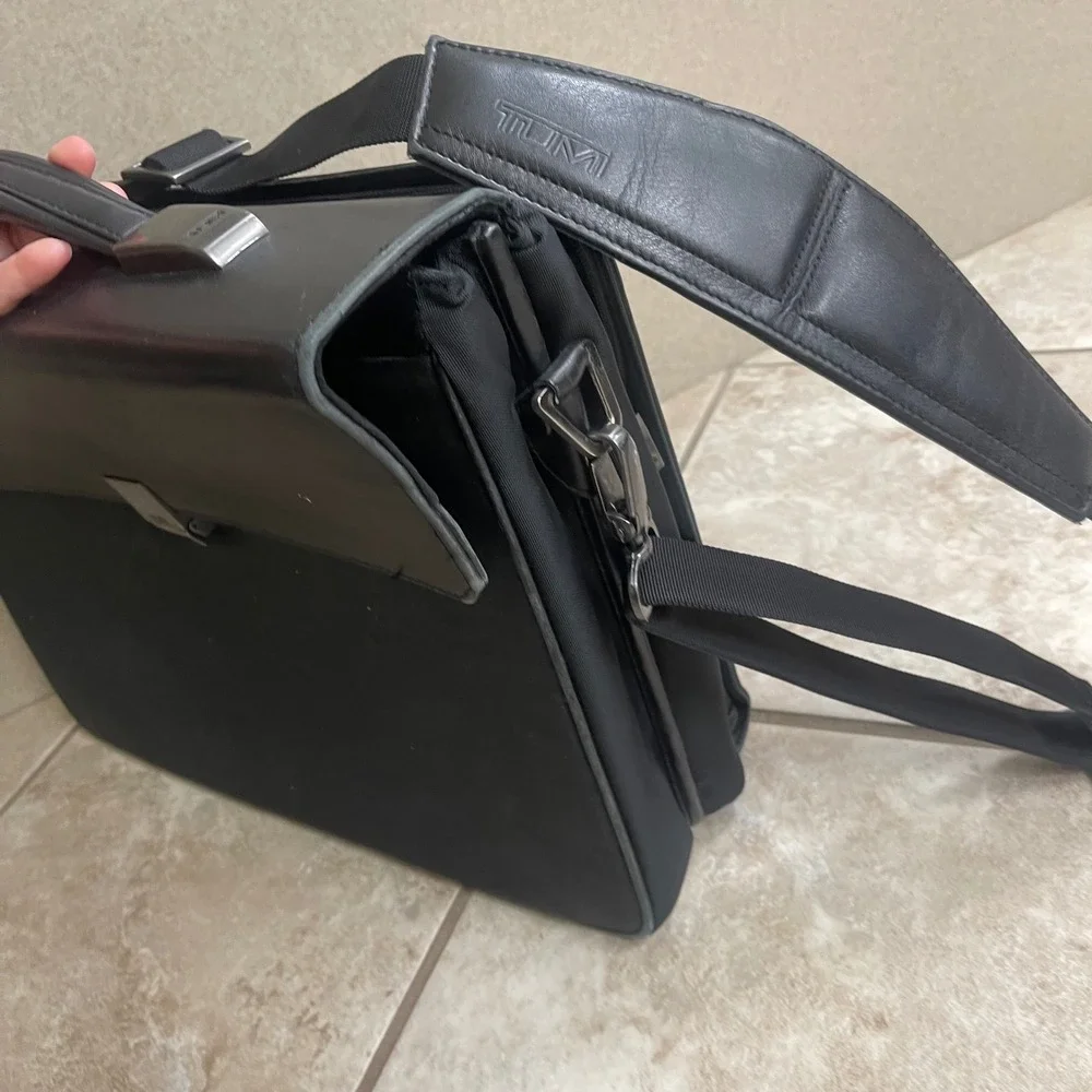 Tumi Black Leather  Nylon Expandable Briefcase Messenger Bag Mens pre loved